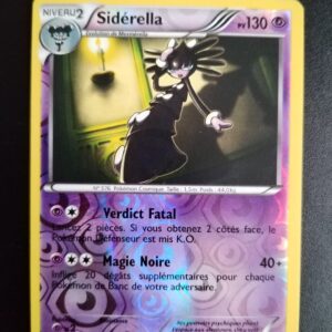 Sidérella (reverse) 57/124. Carte du TCG Pokémon issue de la série Dragons Exaltés bloc Noir et Blanc (NB04), parue le 10/11/2012. Carte Pokémon Niveau 1 de type Psy, évolution de Mesmérella, Rare. Illustrateur: Akira Komayama. L'illustration représente une créature humanoïde de type sorcière habillée de noir dans une ambiance nocturne, à l'intérieure d'une demeure éclairée par une bougie.