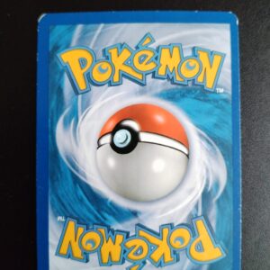 dos de la carte Nanméouïe (reverse) 126/149. Carte du TCG Pokémon issue de la série Frontières Franchies du bloc Noir et Blanc (NB06), parue le 16/02/2013. Carte Pokémon de Base de type Incolore, Rare. Illustrateur: Mitsuhiro Arita. L'illustration du verso de cette carte représente une Pokéball en son centre. Il s'agit s'une sphère bicolore: rouge dans sa moitié supérieure et blanche pour la moitié inférieure. Le Logo Pokémon est répété au-dessus et en dessous de la Pokéball, en jaune. Le fond de la carte est de couleur bleue.