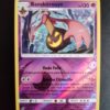 Banshitrouye (reverse) 45/111. Carte du TCG Pokémon issue de la série Invasion Carmin du bloc Soleil et Lune (SL04, SL: Invasion Carmin), parue le 04/11/2017. Carte Pokémon de Niveau 1 de type Psy, évolution de Pitrouille. Rare. Illustrateur: KirisAki. L'illustration représente une citrouille maléfique noire, dans un bois mort.