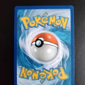 dos de la carte Sepiatroce 77/146. Carte du TCG Pokémon issue de la série XY du bloc XY (XY01), parue le 22/02/2014. Carte Pokémon Niveau 1 de type Ténèbres, évolution de Sepiatop, Rare. Illustrateur: 5ban Graphics. L'illustration du verso de cette carte représente une Pokéball en son centre. Il s'agit s'une sphère bicolore: rouge dans sa moitié supérieure et blanche pour la moitié inférieure. Le Logo Pokémon est répété au-dessus et en dessous de la Pokéball, en jaune. Le fond de la carte est de couleur bleue.