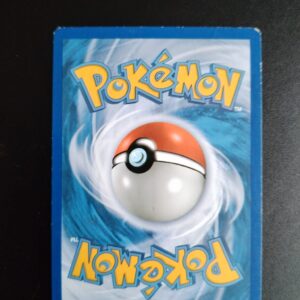 dos de la carte Crocorible 71/146. Carte du TCG Pokémon issue de la série XY du bloc XY (XY01), parue le 22/02/2014. Carte Pokémon Niveau 2 de type Ténèbres, évolution d'Escroco, Rare. Illustrateur: match. L'illustration du verso de cette carte représente une Pokéball en son centre. Il s'agit s'une sphère bicolore: rouge dans sa moitié supérieure et blanche pour la moitié inférieure. Le Logo Pokémon est répété au-dessus et en dessous de la Pokéball, en jaune. Le fond de la carte est de couleur bleue.