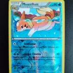 Mustéflott (reverse) 29/106. Carte du TCG Pokémon issue de la série Etincelles du bloc XY (XY02, XY: Etincelles), parue le 27/05/2014. Carte Pokémon de Niveau 1 de type Eau, évolution de Mustébouée. Rare. Illustrateur: Kanako Eo. L'illustration représente une sorte de loutre orange en train de nager de profil vers la gauche.