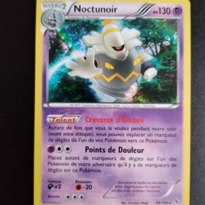 Noctunoir (holo) 40/106. Carte du TCG Pokémon issue de la série Etincelles du bloc XY (XY02, XY: Etincelles), parue le 27/05/2014. Carte Pokémon de Niveau 2 de type Psy évolution de Téraclope. Rare. Illustrateur: Suwama Chiaki. L'illustration représente un spectre robotique dans un paysage de forêt.