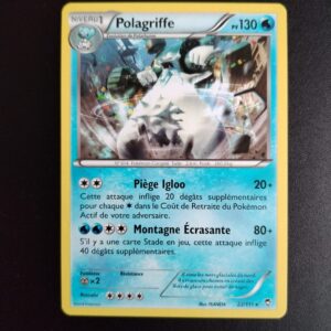 Polagriffe 22/111. Carte du TCG Pokémon issue de la série Poings Furieux du bloc XY (XY03, XY: Poings Furieux), parue le 23/08/2014. Carte Pokémon de Niveau 1de type Eau, évolution de Polarhume. Rare. Illustrateur: PLANETA. L'illustration représente un ours blanc avec des équipements robotiques. Il est représenté dans une ville, au milieu d'une rue.