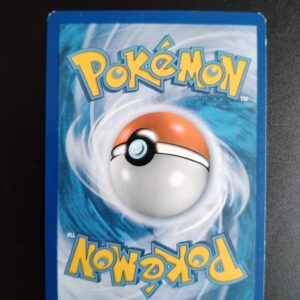 dos de la carte Polagriffe 22/111. Carte du TCG Pokémon issue de la série Poings Furieux du bloc XY (XY03, XY: Poings Furieux), parue le 23/08/2014. Carte Pokémon de Niveau 1de type Eau, évolution de Polarhume. Rare. Illustrateur: PLANETA. L'illustration du verso de cette carte représente une Pokéball en son centre. Il s'agit d'une sphère bicolore: rouge dans sa moitié supérieure et blanche pour la moitié inférieure. Le Logo Pokémon est répété au-dessus et en dessous de la Pokéball, en jaune. Le fond de la carte est de couleur bleue.