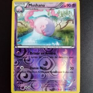 Mushana (reverse) 40/119. Carte du TCG Pokémon issue de la série Vigueur Spectrale du bloc XY (XY04, XY: Vigueur Spectrale), parue le 08/11/2014. Carte Pokémon Niveau 1 de type Psy, évolution de Munna, Rare. Illustrateur: Suwama Chiaki. L'illustartion représente une créature ovoïde semblable à une taupe endormie de couleurs rose et grise. Elle flotte paisiblement au-dessus d'une rivière coupant une prairie herbeuse avec une chaîne de montagnes en arrière-plan. Une sorte de fumée rose s'échappe de la tête de la créature.