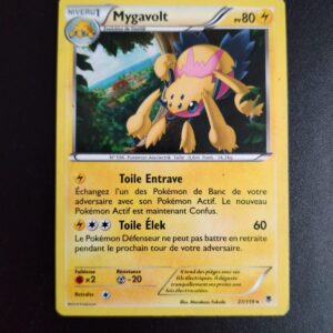 Mygavolt holo) 27/119. Carte du TCG Pokémon issue de la série Vigueur Spectrale du bloc XY (XY04, XY: Vigueur Spectrale), parue le 08/11/2014. Carte Pokémon Niveau 1 de type Electric, évolution de Statitik, Rare. Illustrateur: Masakazu Fukuda. L'illustration représente une grosse araignée jaune sur un tronc d'arbre. A l'arrière-plan on distingue un village portuaire.