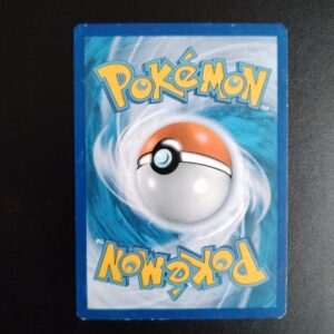 dos de la carte Corboss 52/119. Carte du TCG Pokémon issue de la série Vigueur Spectrale du bloc XY (XY04, XY: Vigueur Spectrale), parue le 08/11/2014. Carte Pokémon Niveau 1 de type Ténèbres, évolution de Cornèbre, Rare. Hajime Kusajima. L'illustration du verso de cette carte représente une Pokéball en son centre. Il s'agit s'une sphère bicolore: rouge dans sa moitié supérieure et blanche pour la moitié inférieure. Le Logo Pokémon est répété au-dessus et en dessous de la Pokéball, en jaune. Le fond de la carte est de couleur bleue.