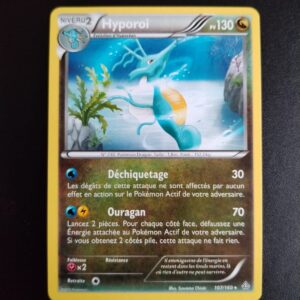 Hyporoi 107/160. Carte du TCG Pokémon issue de la série Primo choc du bloc XY (XY05, XY: Primo Choc), parue le 21/02/2015. Carte Pokémon Niveau 1 de type Dragon, évolution de Hypocéan, Rare. Illustrateur: Suwama Chiaki. L'illustration représente un hypocampe bleu au ventre orange, au fond de l'océan.