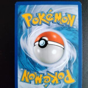 dos de la carte Hyporoi 107/160. Carte du TCG Pokémon issue de la série Primo choc du bloc XY (XY05, XY: Primo Choc), parue le 21/02/2015. Carte Pokémon Niveau 1 de type Dragon, évolution de Hypocéan, Rare. Illustrateur: Suwama Chiaki. L'illustration du verso de cette carte représente une Pokéball en son centre. Il s'agit s'une sphère bicolore: rouge dans sa moitié supérieure et blanche pour la moitié inférieure. Le Logo Pokémon est répété au-dessus et en dessous de la Pokéball, en jaune. Le fond de la carte est de couleur bleue.