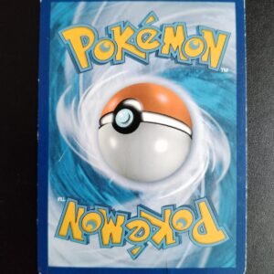 dos de la carte Chapignon 16/160. Carte du TCG Pokémon issue de la série Primo choc du bloc XY (XY05, XY: Primo Choc), parue le 21/02/2015. Carte Pokémon Niveau 1 de type Plante, évolution de Balignon, Rare. Illustrateur: Suwama Chiaki. L'illustration du verso de cette carte représente une Pokéball en son centre. Il s'agit s'une sphère bicolore: rouge dans sa moitié supérieure et blanche pour la moitié inférieure. Le Logo Pokémon est répété au-dessus et en dessous de la Pokéball, en jaune. Le fond de la carte est de couleur bleue.