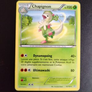 Chapignon 16/160. Carte du TCG Pokémon issue de la série Primo choc du bloc XY (XY05, XY: Primo Choc), parue le 21/02/2015. Carte Pokémon Niveau 1 de type Plante, évolution de Balignon, Rare. Illustrateur: Suwama Chiaki. L'illustration représente une sorte de lézard bipède vert et blanc en train de danser dans une prairie d'altitude. On voit la mer dans l'arrière-plan.