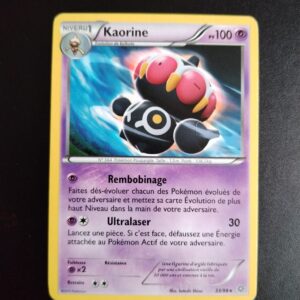 Kaorine 33/98. Carte du JCC Pokémon issue de la série Origines Antiques du bloc XY (XY07, XY: Origines Antiques), parue le 22/08/2015. Carte Pokémon de Niveau 1 de type Psy, évolution de Balbuto. Rare. Illustrateur: Satoshi Shirai. L'illustration représente une sorte de toupie tournoyante noire, blanche, jaune et rouge. Elle est représentée en l'air sous un ciel nocturne.