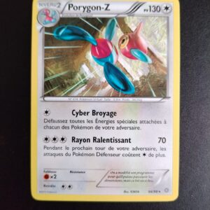 Porygon-Z 66/98. Carte du TCG Pokémon issue de la série Origines Antiques du bloc XY (XY07, XY: Origines Antiques), parue le 22/08/2015. Carte Pokémon de Niveau 2 de type Incolore, évolution de Porygon2. Rare. Illustrateur: TOKIYA. L'illustration représente une sorte de canard virtuel rose et bleu qui flotte dans les airs dans le couloir d'un bâtiment désaffecté.