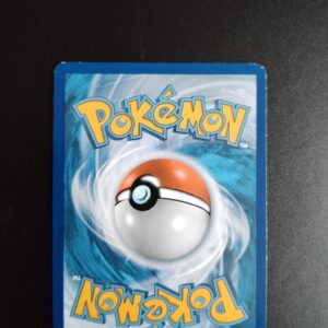 dos de la carte Porygon-Z 66/98. Carte du TCG Pokémon issue de la série Origines Antiques du bloc XY (XY07, XY: Origines Antiques), parue le 22/08/2015. Carte Pokémon de Niveau 2 de type Incolore, évolution de Porygon2. Rare. Illustrateur: TOKIYA. L'illustration du verso de cette carte représente une Pokéball en son centre. Il s'agit d'une sphère bicolore: rouge dans sa moitié supérieure et blanche pour la moitié inférieure. Le Logo Pokémon est répété au-dessus et en dessous de la Pokéball, en jaune. Le fond de la carte est de couleur bleue.