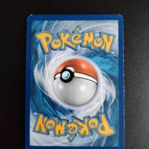 dos de la carte Regice 24/98. Carte du TCG Pokémon issue de la série Origines Antiques du bloc XY (XY07, XY: Origines Antiques), parue le 22/08/2015. Carte Pokémon de Base de type Eau. Rare. Illustrateur: Miki Tanaka. L'illustration du verso de cette carte représente une Pokéball en son centre. Il s'agit d'une sphère bicolore: rouge dans sa moitié supérieure et blanche pour la moitié inférieure. Le Logo Pokémon est répété au-dessus et en dessous de la Pokéball, en jaune. Le fond de la carte est de couleur bleue.