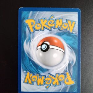 dos de la carte Queulorior 123/162. Carte du TCG Pokémon issue de la série Impulsion Turbo du bloc XY (XY08, XY: Impulsion Turbo), parue le 07/11/2015. Carte Pokémon de Base de type Incolore. Rare. Illustrateur: Yukiko Baba. L'illustration du verso de cette carte représente une Pokéball en son centre. Il s'agit d'une sphère bicolore: rouge dans sa moitié supérieure et blanche pour la moitié inférieure. Le Logo Pokémon est répété au-dessus et en dessous de la Pokéball, en jaune. Le fond de la carte est de couleur bleue.