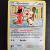 Queulorior 123/162. Carte du TCG Pokémon issue de la série Impulsion Turbo du bloc XY (XY08, XY: Impulsion Turbo), parue le 07/11/2015. Carte Pokémon de Base de type Incolore. Rare. Illustrateur: Yukiko Baba. L'illustration représente une créature bipède beige semblable à une chère avec un béret et des instruments de peintre. Postée à la droite d'une jeune fille vêtue de rouge et présentée de dos, les deux acolytes sont en train de peindre une toile sur tripieds dans un paysage urbain de village.
