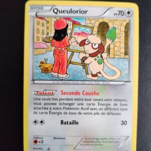 Queulorior 123/162. Carte du TCG Pokémon issue de la série Impulsion Turbo du bloc XY (XY08, XY: Impulsion Turbo), parue le 07/11/2015. Carte Pokémon de Base de type Incolore. Rare. Illustrateur: Yukiko Baba. L'illustration représente une créature bipède beige semblable à une chère avec un béret et des instruments de peintre. Postée à la droite d'une jeune fille vêtue de rouge et présentée de dos, les deux acolytes sont en train de peindre une toile sur tripieds dans un paysage urbain de village.