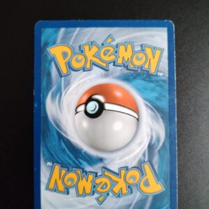 dos de la carte Raichu 49/162. Carte du TCG Pokémon issue de la série Impulsion Turbo du bloc XY (XY08, XY: Impulsion Turbo), parue le 07/11/2015. Carte Pokémon de Niveau 1 de type Electic, évolution de Pikachu. Rare. Illustrateur: TMasakazu Fukuda. L'illustration du verso de cette carte représente une Pokéball en son centre. Il s'agit d'une sphère bicolore: rouge dans sa moitié supérieure et blanche pour la moitié inférieure. Le Logo Pokémon est répété au-dessus et en dessous de la Pokéball, en jaune. Le fond de la carte est de couleur bleue.