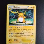 Raichu 49/162. Carte du TCG Pokémon issue de la série Impulsion Turbo du bloc XY (XY08, XY: Impulsion Turbo), parue le 07/11/2015. Carte Pokémon de Niveau 1 de type Electic, évolution de Pikachu. Rare. Illustrateur: TMasakazu Fukuda. L'illustration représente une petite créature semblable à une souris au poils jaunes et munie d'une grande queue noire lançant des éclairs. Elle est représentée de nuit, au milieu de l'herbe.