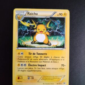Raichu 49/162. Carte du TCG Pokémon issue de la série Impulsion Turbo du bloc XY (XY08, XY: Impulsion Turbo), parue le 07/11/2015. Carte Pokémon de Niveau 1 de type Electic, évolution de Pikachu. Rare. Illustrateur: TMasakazu Fukuda. L'illustration représente une petite créature semblable à une souris au poils jaunes et munie d'une grande queue noire lançant des éclairs. Elle est représentée de nuit, au milieu de l'herbe.