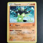 Zygarde (holo) 53/124. Carte du TCG Pokémon issue de la série Impact des Destins du bloc XY (XY10, XY: Impact des Destins), parue le 07/05/2016. Carte Pokémon de Base de type Combat. Rare. Illustrateur: 5ban Graphics. L'illustration représente une grosse limace noire et verte.