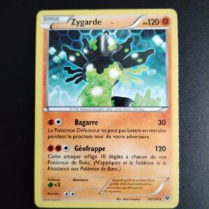 Zygarde (holo) 53/124. Carte du TCG Pokémon issue de la série Impact des Destins du bloc XY (XY10, XY: Impact des Destins), parue le 07/05/2016. Carte Pokémon de Base de type Combat. Rare. Illustrateur: 5ban Graphics. L'illustration représente une grosse limace noire et verte.