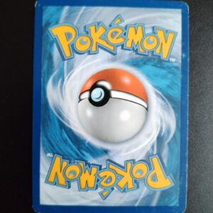 dos de la carte Nidoking 45/114. Carte du TCG Pokémon issue de la série Offensive Vapeur du bloc XY (XY11, XY: Offensive Vapeur), parue le 16/08/2016. Carte Pokémon de Niveau 2 de type Psy, évolution de Nidorino. Rare. Illustrateur: Mina Nakai. L'illustration du verso de cette carte représente une Pokéball en son centre. Il s'agit d'une sphère bicolore: rouge dans sa moitié supérieure et blanche pour la moitié inférieure. Le Logo Pokémon est répété au-dessus et en dessous de la Pokéball, en jaune. Le fond de la carte est de couleur bleue.