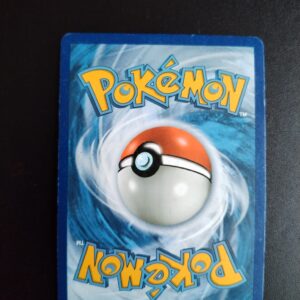 dos de la carte Tauros gx 100/149. Carte du TCG Pokémon issue de la série Soleil et Lune du bloc Soleil et Lune (SL01, SL: Soleil et Lune), parue le 03/02/2017. Carte Pokémon de Base de type Incolore. Rare. Illustrateur: 5ban Graphics.L'illustration du verso de cette carte représente une Pokéball en son centre. Il s'agit d'une sphère bicolore: rouge dans sa moitié supérieure et blanche pour la moitié inférieure. Le Logo Pokémon est répété au-dessus et en dessous de la Pokéball, en jaune. Le fond de la carte est de couleur bleue.