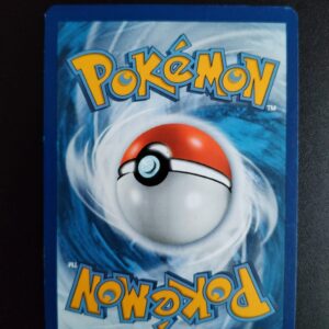 dos de la carte Tauros 57/83. Carte du TCG Pokémon issue de la série Générations du bloc XY (G01), parue le 19/03/2016. Carte Pokémon de Base de type Incolore. Rare. Illustrateur: Kagemaru Himena. L'illustration du verso de cette carte représente une Pokéball en son centre. Il s'agit d'une sphère bicolore: rouge dans sa moitié supérieure et blanche pour la moitié inférieure. Le Logo Pokémon est répété au-dessus et en dessous de la Pokéball, en jaune. Le fond de la carte est de couleur bleue.