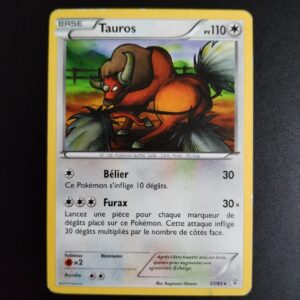 Tauros 57/83. Carte du TCG Pokémon issue de la série Générations du bloc XY (G01), parue le 19/03/2016. Carte Pokémon de Base de type Incolore. Rare. Illustrateur: Kagemaru Himena. L'illustration représente un buffle marron courant dans un enclos de bois, sur la terre battue.