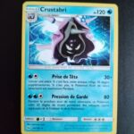 Crustabri 34/149. Carte du TCG Pokémon issue de la série Soleil et Lune du bloc Soleil et Lune (SL01, SL: Soleil et Lune), parue le 03/02/2017. Carte Pokémon de Niveau 1 de type Eau, évolution de Kokiyas. Rare. Illustrateur: Yoshinobu Saito. L'illustration représente une créature de type mollusque marin noir à corne dans une coquille violette.