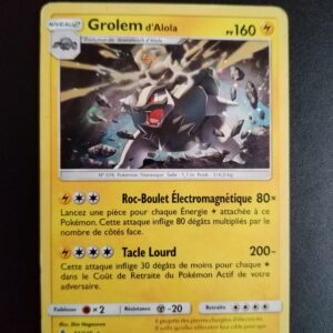 Grolem d'Alola (holo) 42/145. Carte du TCG Pokémon issue de la série Gardiens Ascendants du bloc Soleil et Lune (SL02, SL: Gardiens Ascendants), parue le 13/05/2017. Carte Pokémon de Niveau 2 de type Electric, évolution de Gravalanch d'Alola. Rare. Illustrateur: Shin Nagasawa. L'illustration représente une créature imposante. Il s'agit d'un golem de pierre gris, debout bien sur ses appuis dans un paysage cosmique.