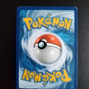 dos de la carte Lampignon 98/147. Carte du TCG Pokémon issue de la série Ombres Ardentes du bloc Soleil et Lune (SL03, SL: Ombres Ardentes), parue le 19/08/2017. Carte Pokémon de Niveau 1 de type Fée, évolution de Spododo. Rare. Illustrateur: Naoki Saito. L'illustration du verso de cette carte représente une Pokéball en son centre. Il s'agit d'une sphère bicolore: rouge dans sa moitié supérieure et blanche pour la moitié inférieure. Le Logo Pokémon est répété au-dessus et en dessous de la Pokéball, en jaune. Le fond de la carte est de couleur bleue.