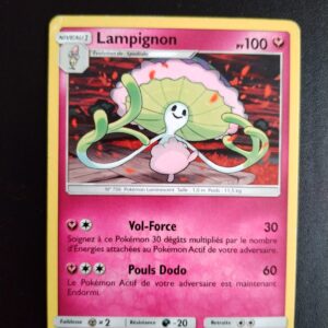 Lampignon 98/147. Carte du TCG Pokémon issue de la série Ombres Ardentes du bloc Soleil et Lune (SL03, SL: Ombres Ardentes), parue le 19/08/2017. Carte Pokémon de Niveau 1 de type Fée, évolution de Spododo. Rare. Illustrateur: Naoki Saito. L'illustration représente une créature semblable à un champgnon blanc et vert en train de danser sur une plateforme de bois entourée de flocons rouges.