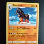 Bourrinos 78/147. Carte du TCG Pokémon issue de la série Ombres Ardentes du bloc Soleil et Lune (SL03, SL: Ombres Ardentes), parue le 19/08/2017. Carte Pokémon de Niveau 1 de type Combat, évolution de Tiboudet. Rare. Illustrateur: TOKIYA. L'illustration représente un âne marron en haut d'une falaise qui scrute l'horizon.