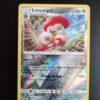 Lançargot (reverse) 69/111. Carte du TCG Pokémon issue de la série Invasion Carmin du bloc Soleil et Lune (SL04, SL: Invasion Carmin), parue le 04/11/2017. Carte Pokémon de Niveau 1 de type Métal, évolution de Carabing. Rare. Illustrateur: Kagemaru Himeno. L'illustration représente un escargot habillé en armure de chevalier en train de charger le spectateur.