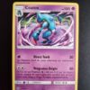 Coatox 57/156. Carte du TCG Pokémon issue de la série Ultra-Prisme du bloc Soleil et Lune (SL05, SL: Ultra-Prisme), parue le 02/02/2018. Carte Pokémon de Niveau 1 de type Psy, évolution de Cradopaud. Rare. Illustrateur: Hasuno. L'illustration un crapaud bleu à rayures noires avec des griffes rouges.