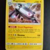 Magnézone 36/131. Carte du TCG Pokémon issue de la série Lumière Interdite du bloc Soleil et Lune (SL06, SL: Lumière Interdite), parue le 04/05/2018. Carte Pokémon de Niveau 2 de type Electric, évolution de Magnéton. Rare. Illustrateur: Yoshinobu Saito. L'illustration représente une créature en forme de soucoupe volante munie de deux gros aimants à la place des mains. Elle évolue dans les airs, au sein d'un canyon.