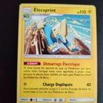 Elecsprint 52/168. Carte du TCG Pokémon issue de la série Tempête Céleste du bloc Soleil et Lune (SL07, SL: Tempête Céleste), parue le 03/08/2018. Carte Pokémon de Niveau 1 de type Electric, évolution de Dynavolt. Rare. Illustrateur: Sanosuke Sakuma. L'illustration représente un félin bleu à casque conique qui tombe d'une falaise les pattes en avant.