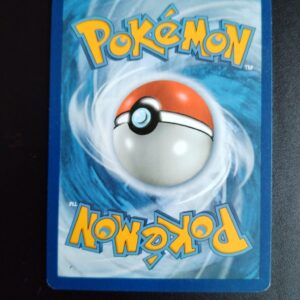 dos de la carte Crapustule 117/236. Carte du TCG Pokémon issue de la série Eclipse Cosmique du bloc Soleil et Lune (SL12, SL: Eclipse Cosmique), parue le 01/11/2019. Carte Pokémon de Niveau 2 de type Combat, évolution de Batracné. Rare. Illustrateur: Shigenori Negishi. L'illustration du verso de cette carte représente une Pokéball en son centre. Il s'agit d'une sphère bicolore: rouge dans sa moitié supérieure et blanche pour la moitié inférieure. Le Logo Pokémon est répété au-dessus et en dessous de la Pokéball, en jaune. Le fond de la carte est de couleur bleue.