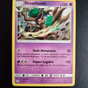 Desséliande 94/236. Carte du TCG Pokémon issue de la série Eclipse Cosmique du bloc Soleil et Lune (SL12, SL: Eclipse Cosmique), parue le 01/11/2019. Carte Pokémon de Niveau 1 de type Psy, évolution de Brocélôme. Rare. Illustrateur: Shin Nagasawa. L'illustration représente un arbre cyclopéen à l'oeil rouge en train de donner un coup de branche.