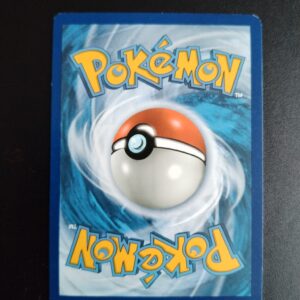 dos de la carte Desséliande 94/236. Carte du TCG Pokémon issue de la série Eclipse Cosmique du bloc Soleil et Lune (SL12, SL: Eclipse Cosmique), parue le 01/11/2019. Carte Pokémon de Niveau 1 de type Psy, évolution de Brocélôme. Rare. Illustrateur: Shin Nagasawa. L'illustration du verso de cette carte représente une Pokéball en son centre. Il s'agit d'une sphère bicolore: rouge dans sa moitié supérieure et blanche pour la moitié inférieure. Le Logo Pokémon est répété au-dessus et en dessous de la Pokéball, en jaune. Le fond de la carte est de couleur bleue.