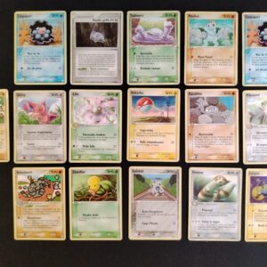 Lot de 16 cartes communes et uncos en mauvais état (états variables selon les cartes). Carte du TCG Pokémon issues de la série Créateurs de Légendes du bloc EX (EX: Créateurs de Légendes) parue le 01/09/2006. Le lot comprend 2 exemplaires de Gravalanch 34/92 (Illustrateur: Sumiyoshi Kizuki), Chetiflor 49/92 (Illustrateur: Midori Harada), Galekid 48/92 (Illustrateur: Miki Tanaka), Fouinar 33/92 (Illustrateur: Tomokazu Komiya), Loupio 50/92 (Illustrateur: Sachiko Adachi), 2 exemplaires de Coquiperl 51/92 (Illustrateur: Sachiko Adachi), Fossile Griffe 78/92 (Illustrateur: Ryo Ueda), Tadmorv 54/92 (Illustrateur: Tomokazu Komiya), Machoc 57/92 (Illustrateur: Yukiko Baba), Lilia 56/92 (Illustrateur: Atsuko Nishida), Skitty 64/92 (Illustrateur: Satosho Ohta), Voltorbe 68/92 (Illustrateur: Midori Harada), Racaillou 53/92 (Illustrateur: Miki Tanaka), Vibraninf 46/92 (Illustrateur: Atsuko Nishida). Sur l'image on distingue 16 cartes alignées sur 3 rangées. Les cartes sont présentées de face, coté recto.