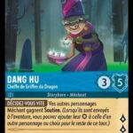 DANG HU Cheffe de Griffes du Dragon 142/204. Carte du jeu de cartes à collectionner Disney Lorcana issue du Chapitre 4 Le Retour D'Ursula (URR), paru le 31/05/2024. Carte Personnage, Saphir. Rare. Illustrateur: Rudy Hill. L'illustration représente un personnage féminin malveillant dans un paysage nocturne lugubre; Coiffée d'un très haut chapeau un peu ridicule, elle tient dans sa main droite une sorte de boîte au contenu précieux et scintillant.