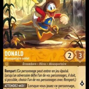 DONALD Mousquetaire soldat 8/204. Carte du jeu de cartes à collectionner Disney Lorcana issue du Chapitre 4 Le Retour D'Ursula (URR), paru le 31/05/2024. Carte Personnage, Ambre. Peu commune. Illustrateur: Jochem van Gool. L'illustration représente le personnage Donald, canard humanoïde habillé en mousquetaire et en train de courir sous le soleil d'un chemin forestier.