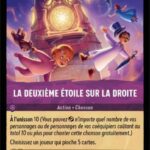 LA DEUXIEME ETOILE SUR LA DROITE 61/204. Carte du jeu de cartes à collectionner Disney Lorcana issue du Chapitre 4 Le Retour D'Ursula (URR), paru le 31/05/2024. Carte Action Chanson, Améthyste. Rare. Illustrateur: Natalia Trykowska. L'illustration représente 3 enfants en tenue de nuit en train de voler autour d'un bâtiment magique illuminé de l'intérieur. Plus loin on distingue le personnage Peter Pan qui leur indique le chemin aérien à suivre.