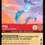 SISU Combattante enhardie 124/204 (FOIL). Carte du jeu de cartes à collectionner Disney Lorcana issue du Chapitre 4 Le Retour D'Ursula (URR), paru le 31/05/2024. Carte Personnage, Rubis. Rare. Illustrateur: LadySharlirin. L'illustration représente une créature de type dragon, bleue et féminine avec une crinière violette.