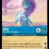 SISU Amie pleine de sagesse 155/204. Carte du jeu de cartes à collectionner Disney Lorcana issue du Chapitre 4 Le Retour D'Ursula (URR), paru le 31/05/2024. Carte Personnage Saphir. Peu commune. Illustrateur: Roger Pérez / Hayley Evans. L'illustration représente une créature draconienne avec deux cornes sur la tête comme un rhinocéros. Cette créature aux traits féminins se distingue par une ample chevelure rose. Dans la mer sous un ciel rosé et orangé, elle invoque et contemple une sorte de boule magique entre ses mains.